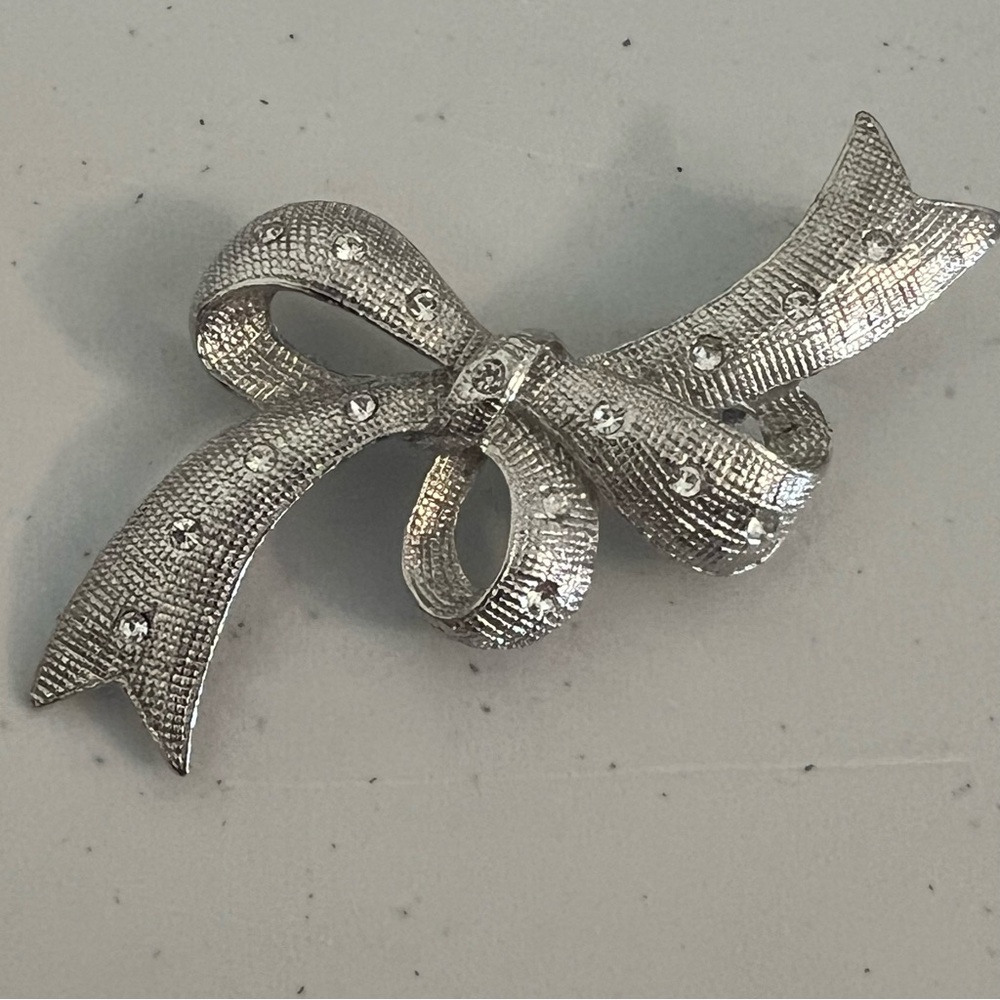 Vintage Elegant Silver Toned Bow Brooch